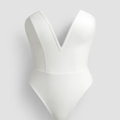 Body alb fără bretele, cu decolteu adâncit