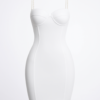 Rochie midi albă fără bretele cu corset și volane