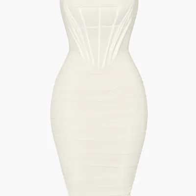 Rochie tip corset bej din tul fără bretele cu lungime medie